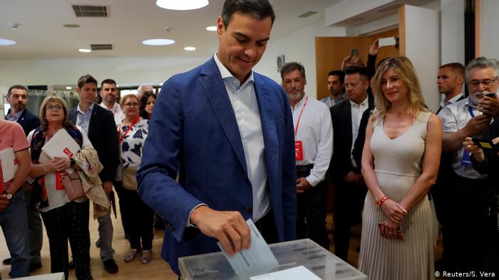 Spain's Prime Minister Pedro Sanchez casts his vote in European elections. (Reuters/S. Vera)